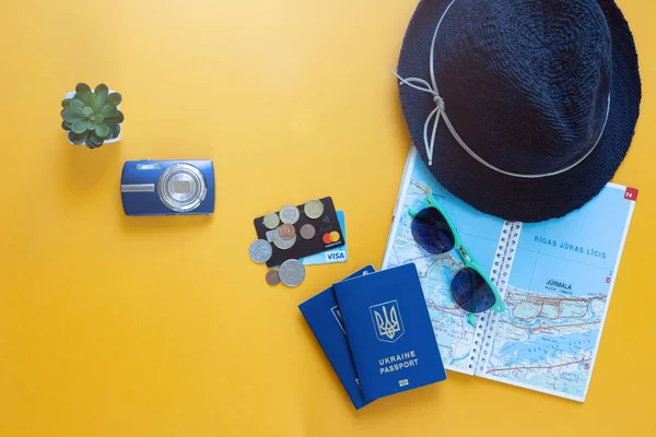 Sobre Fondo Amarillo Cosas Para Viajar Pasaporte Azul Mapa Dinero — Foto de Stock