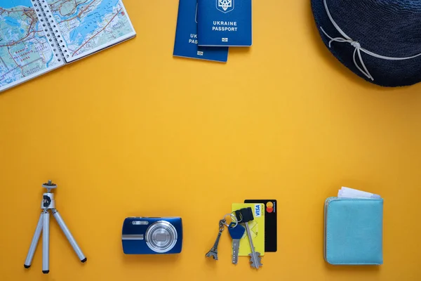 Sobre Fondo Amarillo Cosas Para Viajar Pasaportes Azules Mapa Billetera — Foto de Stock
