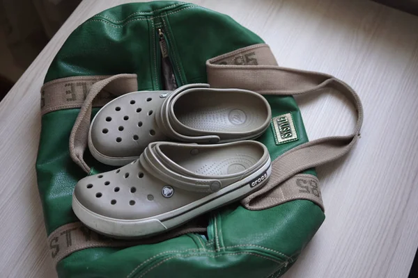 Tofflor Crocs Ovanpå Grön Mjukt Läder Res Väska Topp — Stockfoto