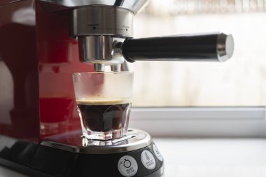 Ev profesyonel kahve makinesi espresso fincan ile. kahve makinesi espresso mutfak fincan sıcak İtalyan beyaz konsepti