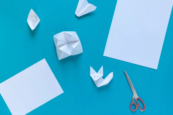 Čistý Bílý Papír Nůžky Origami Papír Letadlo Člun Liška Modrém — Stock fotografie