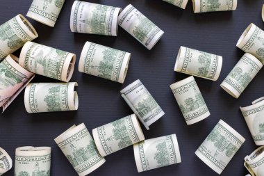 Yüz dolarlık banknotlar siyah bir arka plan, Amerikan para birimi ve yeşil genç filiz dağılmış