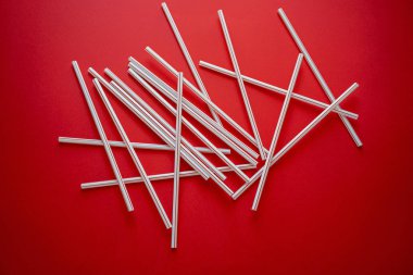 Kırmızı arka planda renkli saman kokteyli