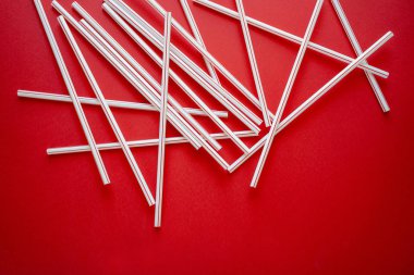 Kırmızı arka planda renkli saman kokteyli