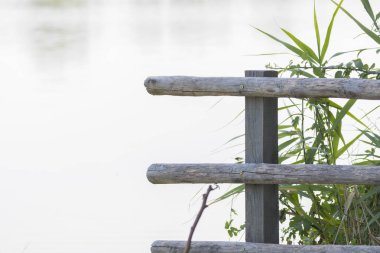 Gölde ahşap çit