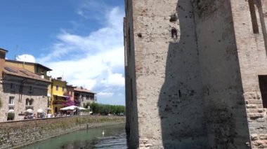 Kale ve duvar Sirmione Brescia İtalya, Temmuz 2018