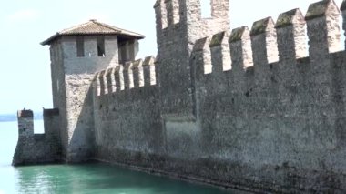 Kale ve duvar Sirmione Brescia İtalya, Temmuz 2018