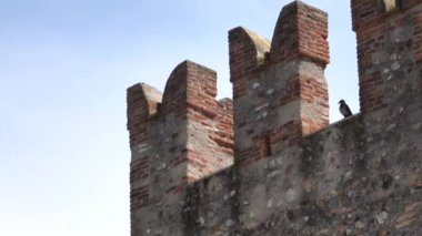 Kale ve duvar Sirmione Brescia İtalya, Temmuz 2018