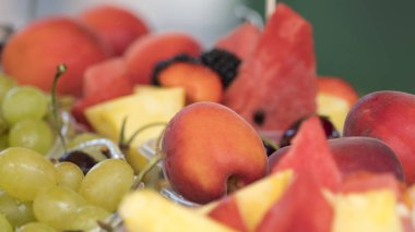 Yaz aylarında tatlı ve taze meyve