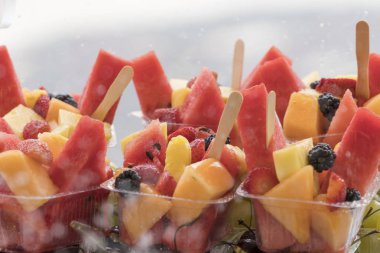 Yaz aylarında tatlı ve taze meyve