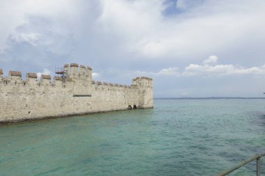 Kale ve duvar Sirmione Brescia İtalya, Temmuz 2018