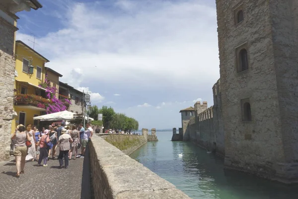 Κάστρο Και Τείχος Της Sirmione Μπρέσια Ιταλίας Ιουλίου 2018 — Φωτογραφία Αρχείου