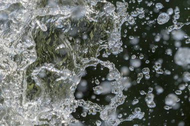 su sıçramalarına gelen şelale