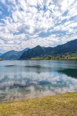 Lake scape ve bulutlu gökyüzü