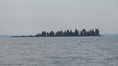 Tavşan Adası, Isola dei Conigli, Manerba, Lake Garda Bs İtalya, Temmuz 2018 manzara