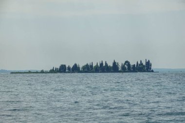 Tavşan Adası, Isola dei Conigli, Manerba, Lake Garda Bs İtalya, Temmuz 2018 manzara