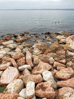 Gölün kayalık sahil