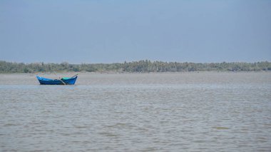 okyanus kıyısında mavi tekne
