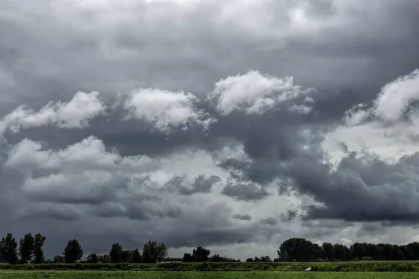 天空中有云和雷雨的田野景观 — 图库照片