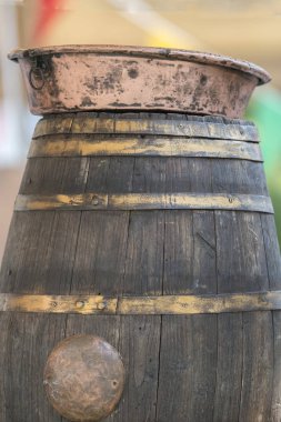 Ahşap varil üzerinde eski bakır sürahi