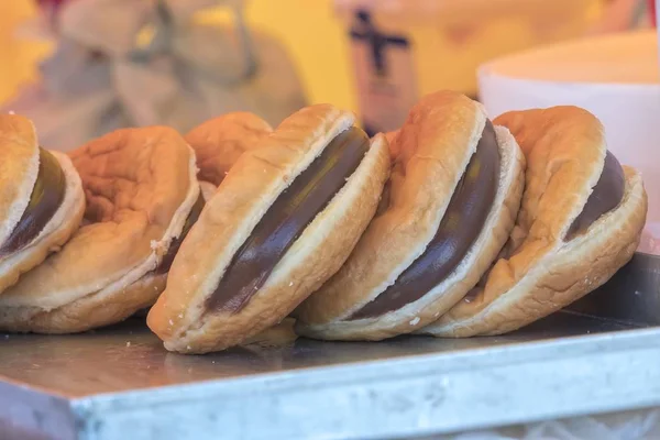 Вершкові Шоколадні Пончики — стокове фото