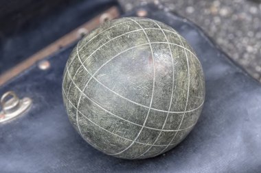 Eski metalik kase oynamak için