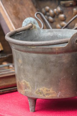 garaj satışı, eski bakır Tencere