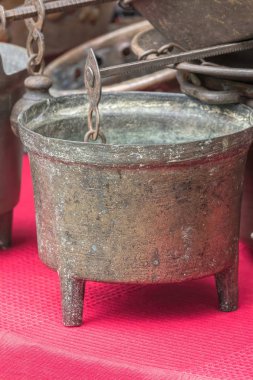 garaj satışı, eski bakır Tencere
