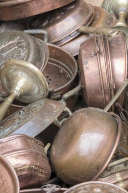 garaj satışı, eski bakır Tencere