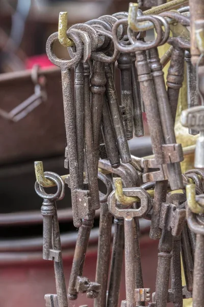Старые Ключи Гаражной Распродаже — стоковое фото