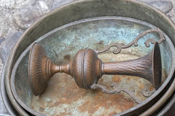 旧货出售的老铜水罐 — 图库照片