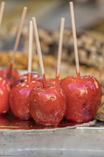 Rote Pralinen Für Die Feiertage — Stockfoto