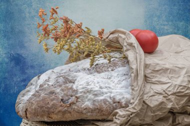 taze ekmek ve öğle yemeği için domates