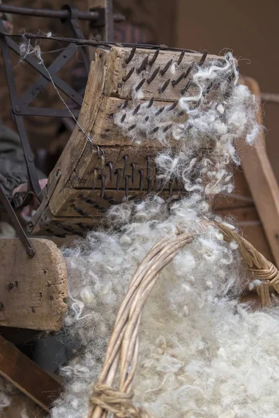 ウールの梳綿の処理 — ストック写真