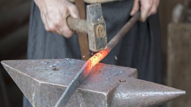 Demirci kırmızı sıcak demir İnşaat