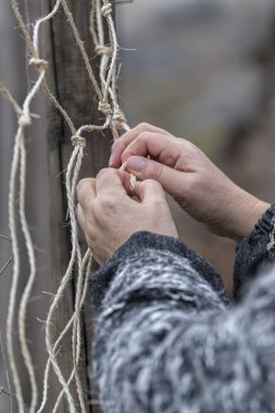 ağ dokuma bir kadın