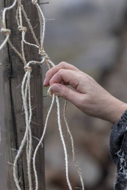 ağ dokuma bir kadın
