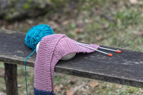 編み物をするベンチの仕事女 — ストック写真
