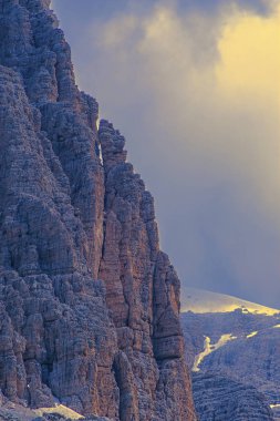 Bulutlu gökyüzü ile Dolomites Dağları