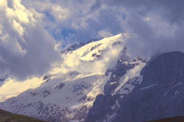 Buzul ve bulutlu gökyüzü ile Dolomites Dağları