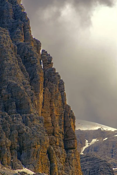 Bulutlu gökyüzü ile Dolomites Dağları