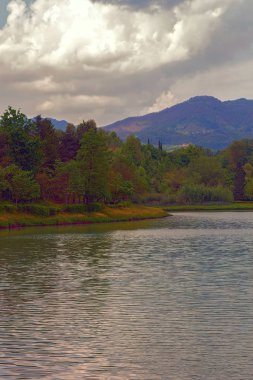 bulutlu gökyüzü göl