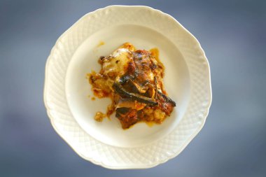 Öğle yemeği için patlıcan Parmesan