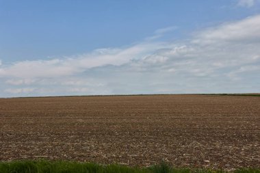ekili alan ve bulutlu gökyüzü
