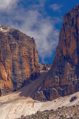 kayalık dağ ve bulutlu gökyüzü