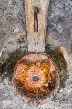 dağda fışkıran eski Çeşme