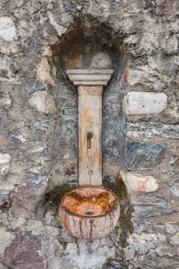 dağda fışkıran eski Çeşme