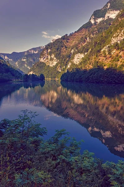 Lago Paesaggistico Montagna Con Riflessione — Foto Stock