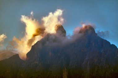 kayalık dağ ve bulutlu gökyüzü