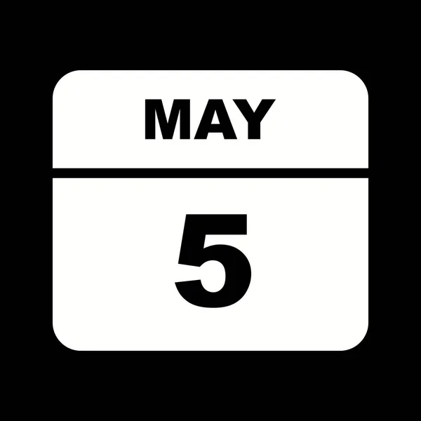 在单日日历上的5月5日日期 — 图库照片